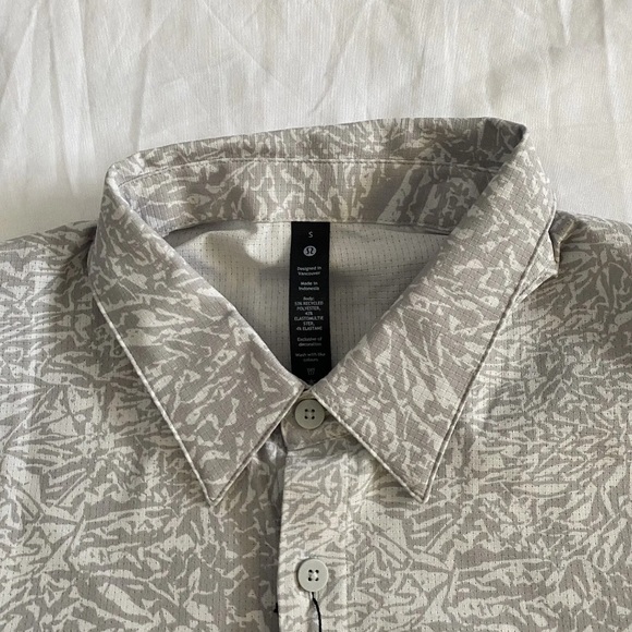 Lululemon Airing Easy SS Short Sleeve Shirt Gray/White Men’s Size S - Picture 3 of 6